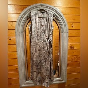 Gorgeous White House black market High low wrap dress